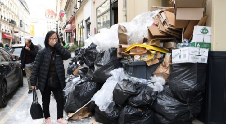 القمامة تملأ شوارع العاصمة الفرنسية باريس بسبب الإضراب