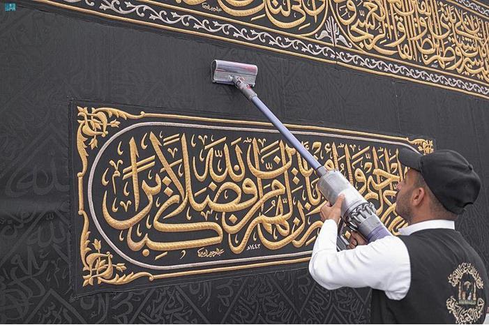 الكعبة تستعد لاستقبال شهر رمضان