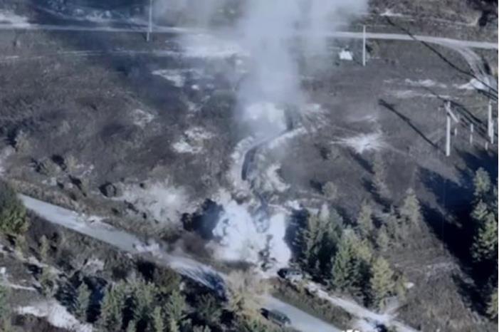 صورة حول : المدفعية الروسية توجه ضربات دقيقة ومركزة لخنادق الجيش الأوكراني المدفعية الروسية توجه ضربات دقيقة ومركزة لخنادق الجيش الأوكراني