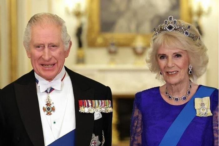 الملك تشارلز يتبنى تقليدا يعود إلى القرن الـ17