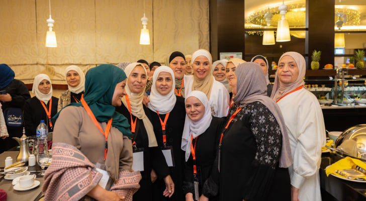 صورة حول : الملكة تقيم مأدبة إفطار لسيدات أردنيات معتمرات الملكة تقيم مأدبة إفطار لسيدات أردنيات معتمرات