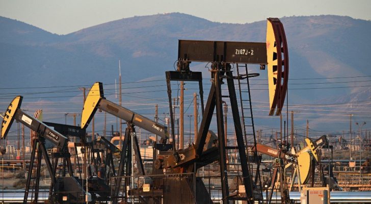 النفط يتجه لتسجيل مكاسب أسبوعية بنحو ٢ في المئة