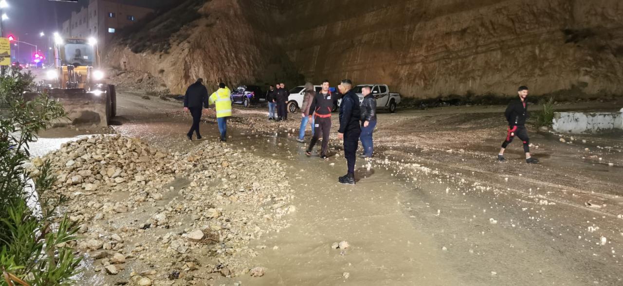 بالصور: سيول جارفة تتسبب بإغلاق طرق في الطفيلة