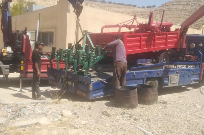 تسليم معدات ومستلزمات للجمعيات الزراعية في جنوب عمان