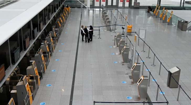 صورة حول : توقف حركة الطيران في مطارات ألمانية بسبب الإضرابات توقف حركة الطيران في مطارات ألمانية بسبب الإضرابات