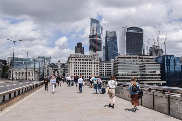 جنون الإيجارات يدفع فناناً بريطانياً للعيش بصندوق قمامة