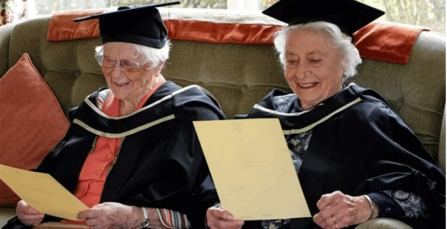 سيدتان تحصلان على الشهادة الجامعية بعد 60 عاما على تخرجهما في بريطانيا احداهن عمرها ١٠١ عاما