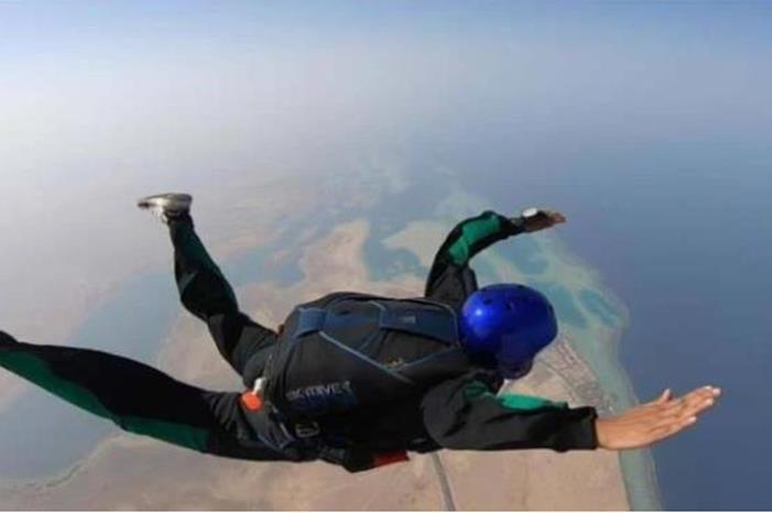 شاهد أول سعودية تقفز من ارتفاع 15 ألف قدم