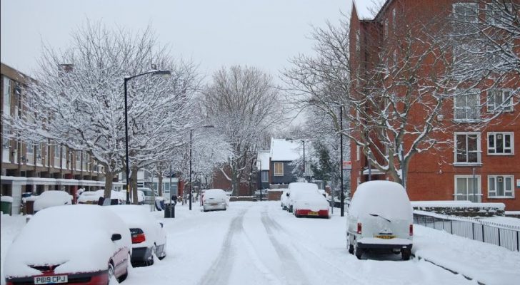 عاصفة ثلجية قوية تشل الحركة في بريطانيا