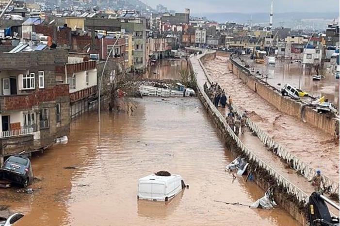 فضّل تصويره على إنقاذه من الغرق في تركيا .. فيديو يستفز التواصل