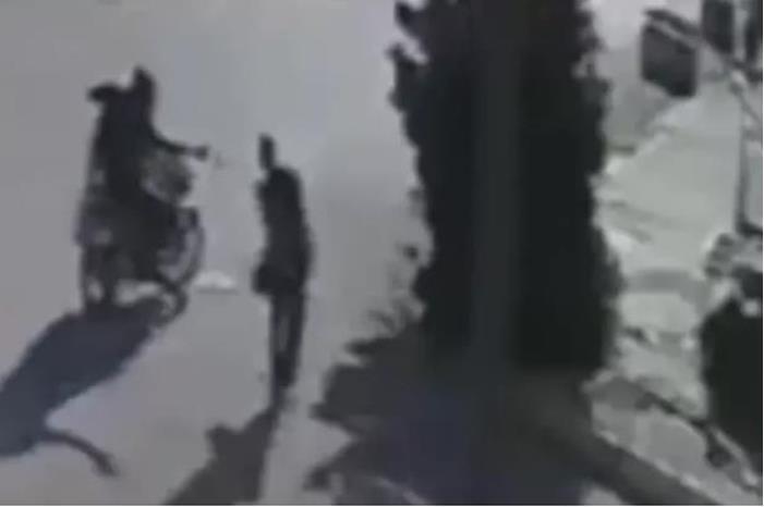 صورة حول : فيديو لا يوصف.. أفرغ رصاصه بصدره وسط الشارع في العراق فيديو لا يوصف.. أفرغ رصاصه بصدره وسط الشارع في العراق