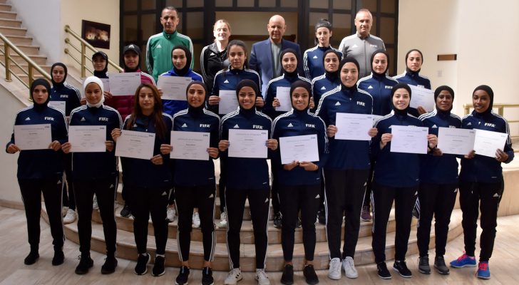 لتعزيز الأداء التحكيمي.. اتحاد الكرة يختتم دورة الحكمات بالتعاون مع فيفا