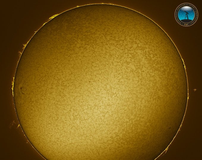 مركز الفلك الدولي ينشر صورة نادرة للشمس تظهر ألسنة اللهب