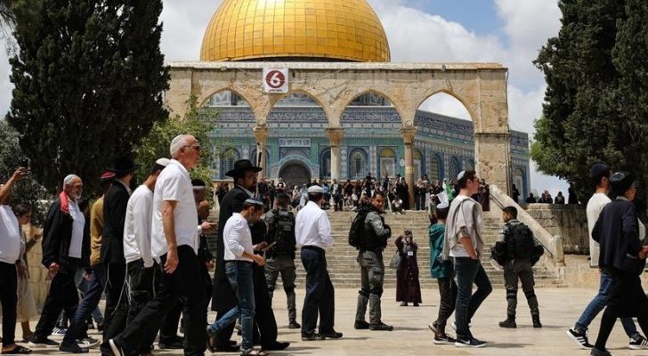 مستوطنون يقتحمون الأقصى بحراسة مشددة من شرطة الاحتلال