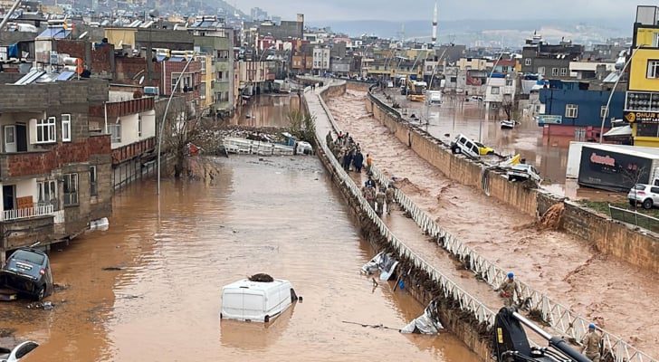 مصرع ١٣ شخصا بفيضانات اجتاحت مناطق الزلزال في تركيا - فيديو