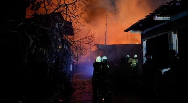 مصرع ١٧ شخصا وإصابة العشرات بحريق مستودع وقود في إندونيسيا