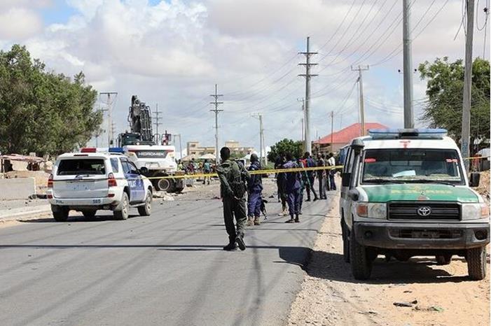 صورة حول : وسائل إعلام: قتلى وجرحى بتفجير انتحاري في الصومال وسائل إعلام: قتلى وجرحى بتفجير انتحاري في الصومال