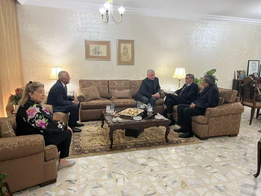 الملك يطمئن على صحة التل - صور