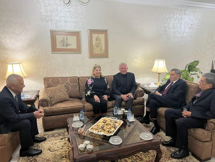 الملك يطمئن على صحة التل - صور