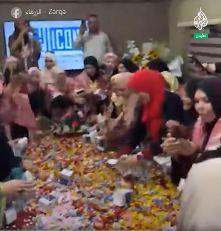 صورة حول : فعاليات شعبية تزين محافظة الزرقاء بمناسبة قرب زفاف ولي العهد - فيديو فعاليات شعبية تزين محافظة الزرقاء بمناسبة قرب زفاف ولي العهد - فيديو