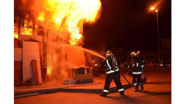 إخماد حريق هنجر في المنطقة الحرة