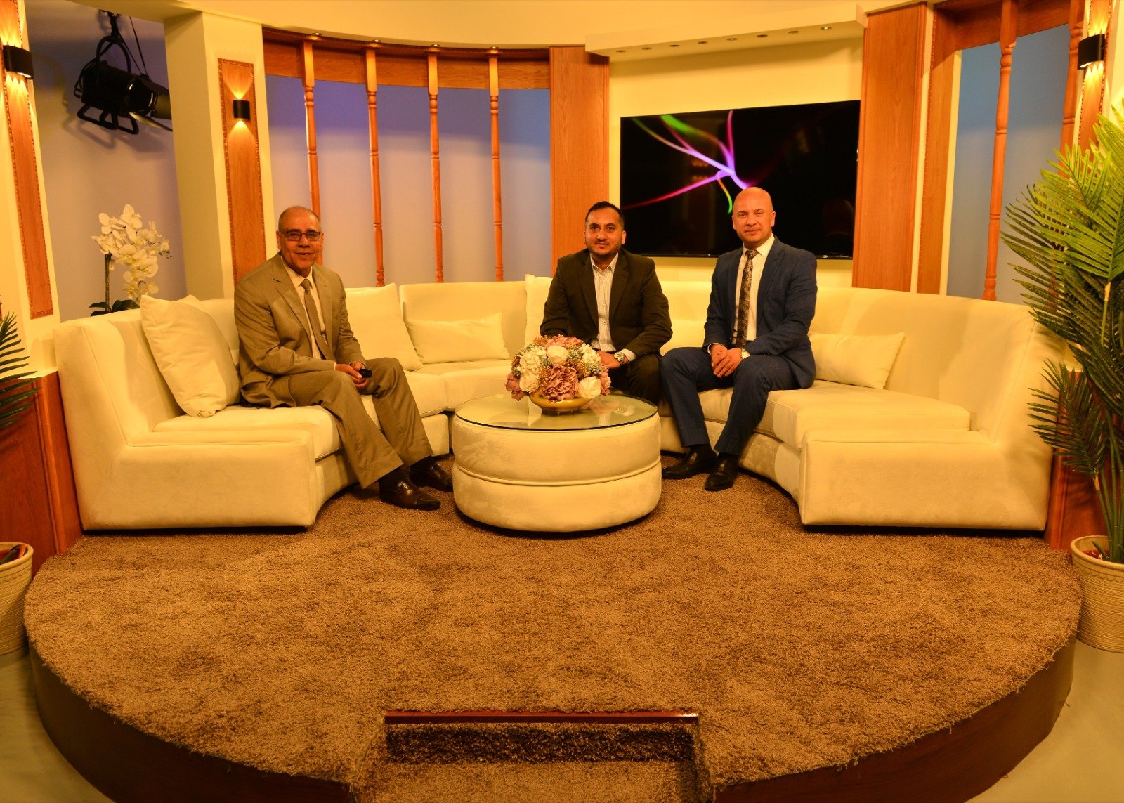 صورة حول : رئيس جامعة البترا يكرم الإعلامي الطلافحة خريج الجامعة رئيس جامعة البترا يكرم الإعلامي الطلافحة خريج الجامعة