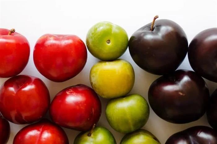 الفرق بين البرقوق الأحمر والأخضر