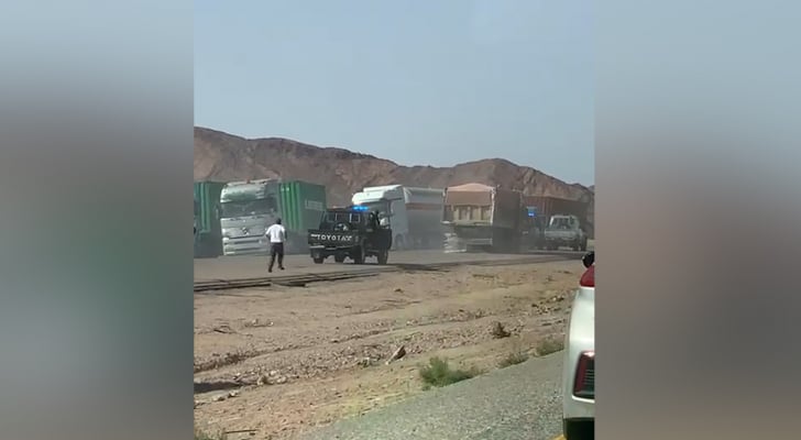 الكشف عن مصير سائق الشاحنة التي حاصرتها مكافحة التهريب في العقبة - فيديو
