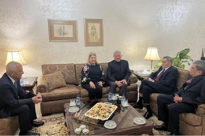 صورة حول : الملك يطمئن على صحة التل - صور الملك يطمئن على صحة التل - صور