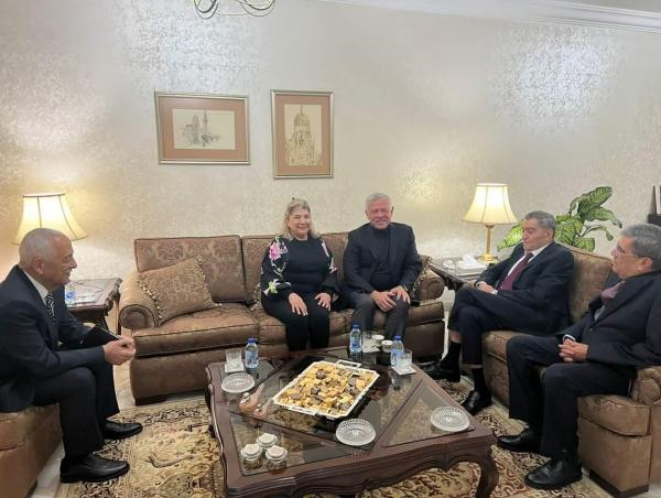 الملك يطمئن على صحة التل - صور