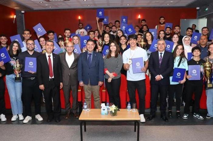 جامعة الأميرة سمية للتكنولوجيا تكرم طلبتها المتفوقين رياضياً