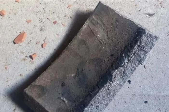 صورة حول : سقوط جسم معدني غامض على مبنى سكني في بولندا - صورة سقوط جسم معدني غامض على مبنى سكني في بولندا - صورة