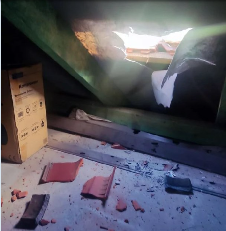 صورة حول : سقوط جسم معدني غامض على مبنى سكني في بولندا - صورة سقوط جسم معدني غامض على مبنى سكني في بولندا - صورة