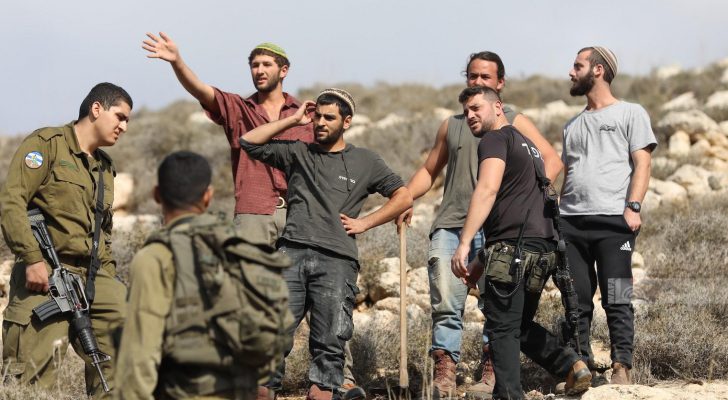 مستوطنون يعيدون الاستيلاء على أرض شرق رام الله