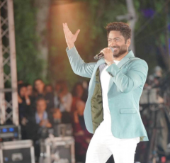 صورة حول : صور-تامر حسني يحصد جائزة "أفضل فنان عربي" صور-تامر حسني يحصد جائزة "أفضل فنان عربي"