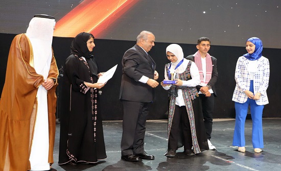 وزير التربية يسلم جوائز تحدي القراءة العربي