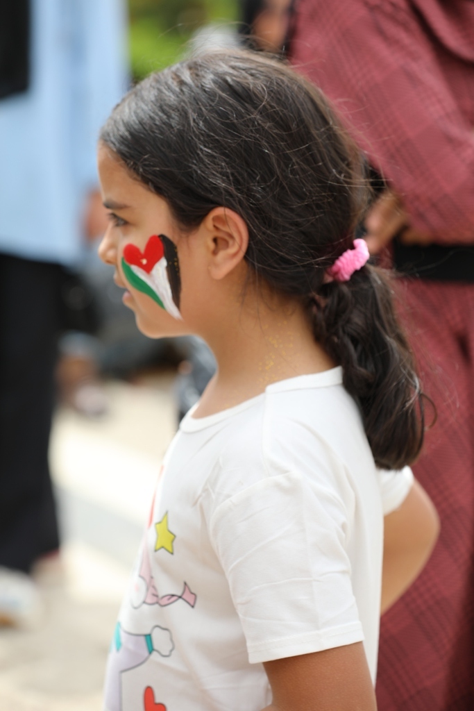 بالصور... آلاف المواطنين يشاركون في احتفال زين فرحاً بزفاف ولي العهد