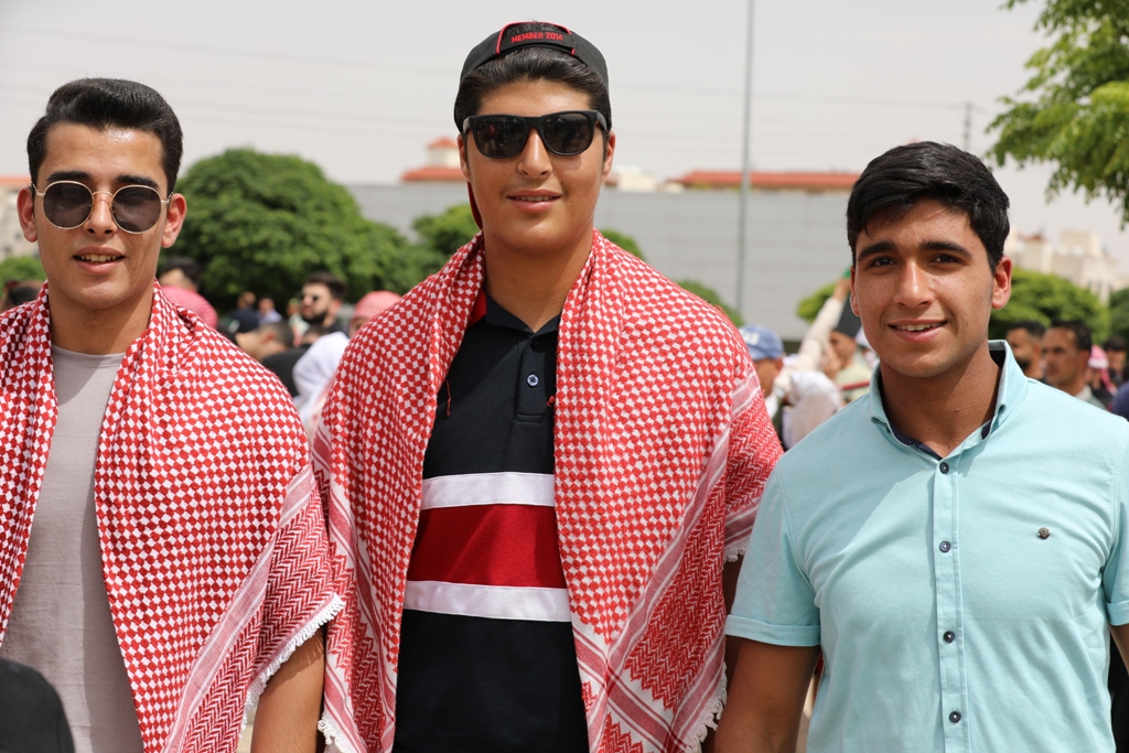 بالصور... آلاف المواطنين يشاركون في احتفال زين فرحاً بزفاف ولي العهد