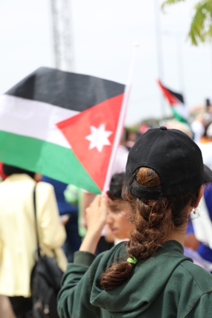 بالصور... آلاف المواطنين يشاركون في احتفال زين فرحاً بزفاف ولي العهد