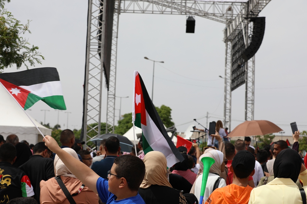 بالصور... آلاف المواطنين يشاركون في احتفال زين فرحاً بزفاف ولي العهد