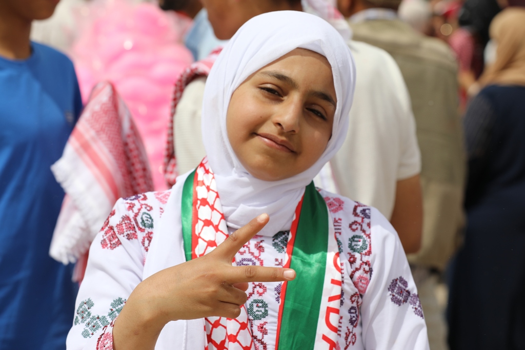 بالصور... آلاف المواطنين يشاركون في احتفال زين فرحاً بزفاف ولي العهد