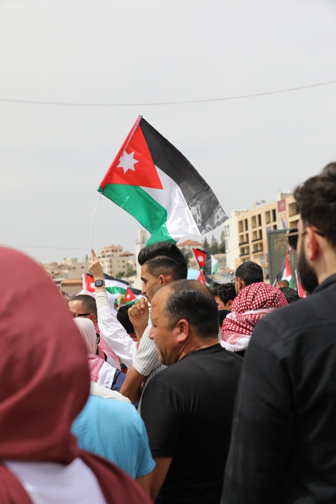 بالصور... آلاف المواطنين يشاركون في احتفال زين فرحاً بزفاف ولي العهد