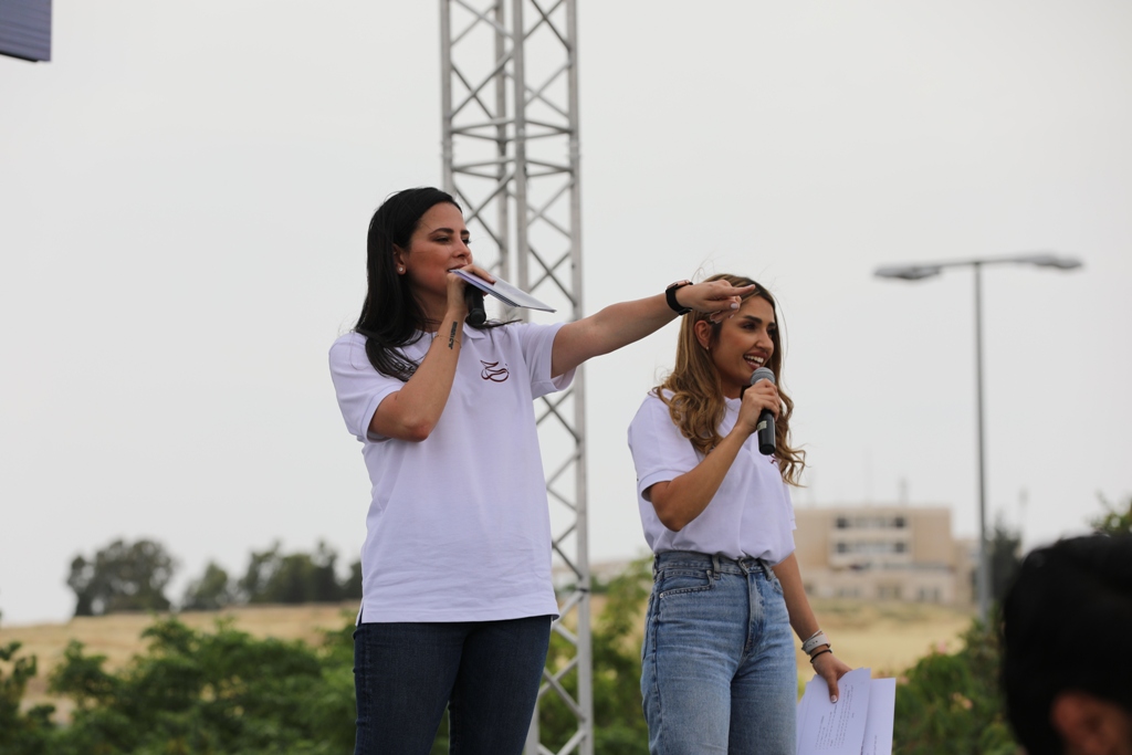 بالصور... آلاف المواطنين يشاركون في احتفال زين فرحاً بزفاف ولي العهد