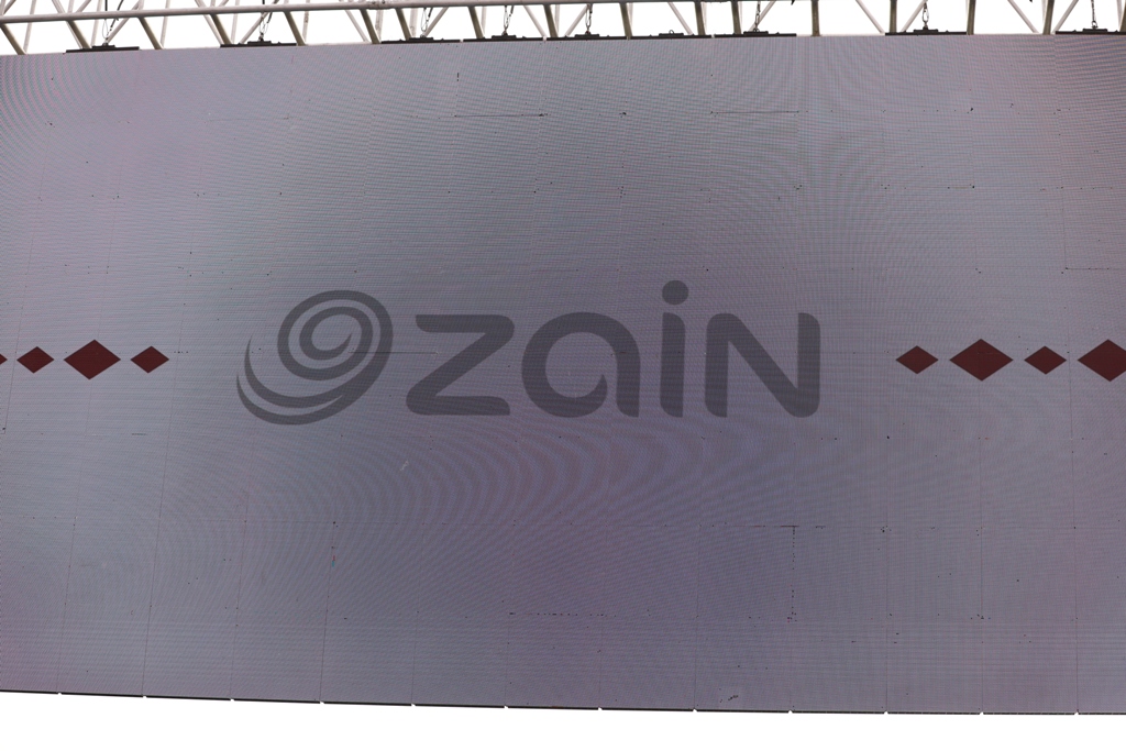 بالصور... آلاف المواطنين يشاركون في احتفال زين فرحاً بزفاف ولي العهد