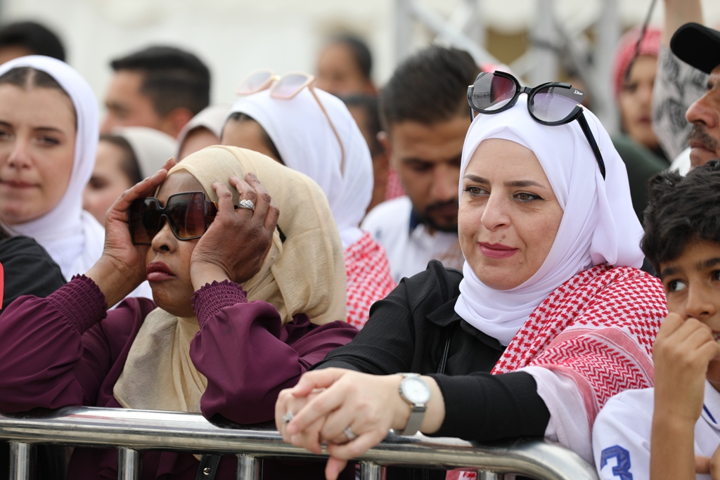 بالصور... آلاف المواطنين يشاركون في احتفال زين فرحاً بزفاف ولي العهد