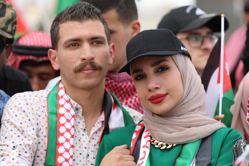 بالصور... آلاف المواطنين يشاركون في احتفال زين فرحاً بزفاف ولي العهد