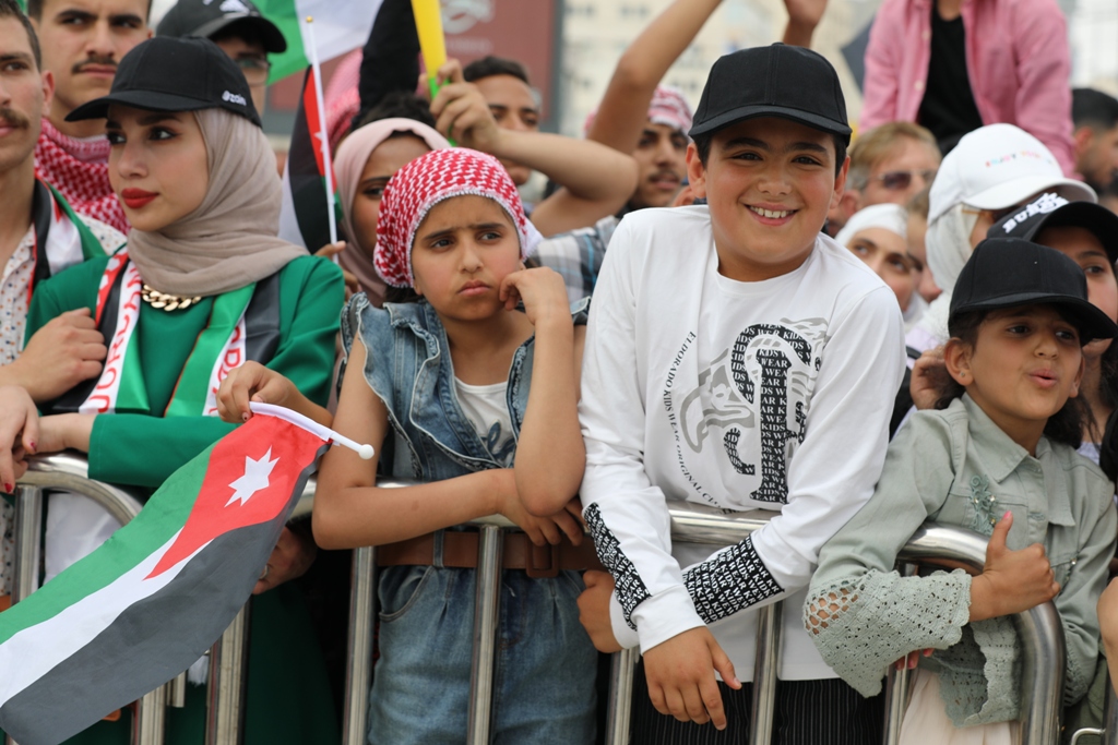 بالصور... آلاف المواطنين يشاركون في احتفال زين فرحاً بزفاف ولي العهد