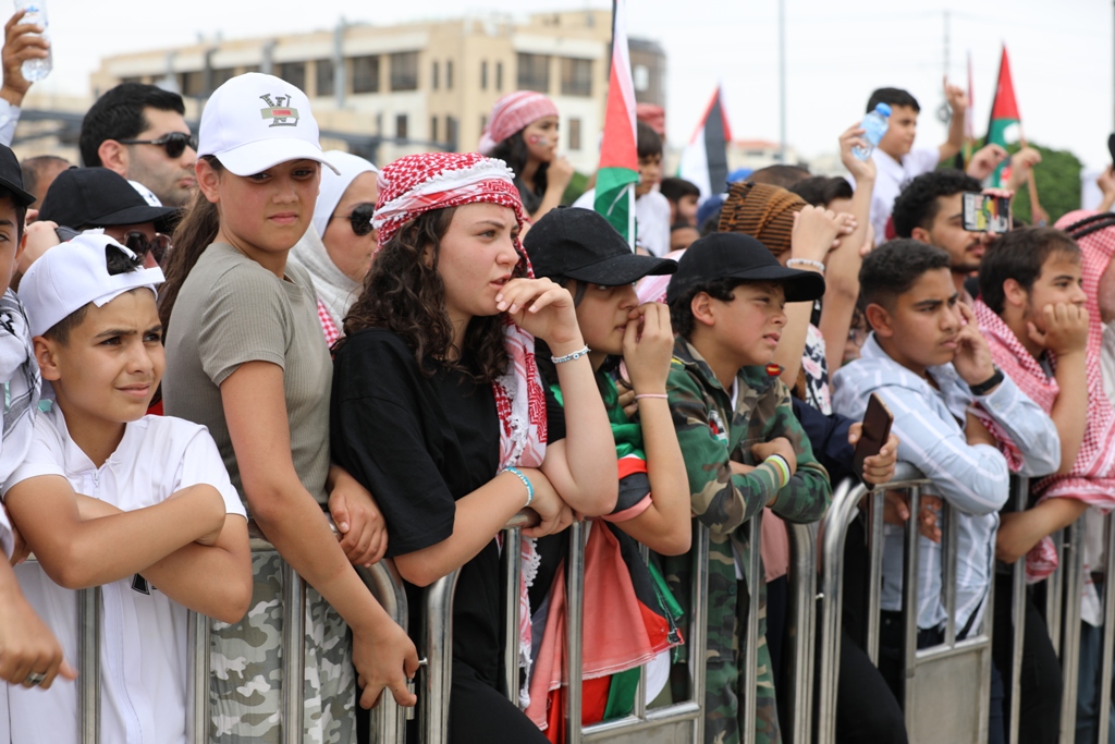 بالصور... آلاف المواطنين يشاركون في احتفال زين فرحاً بزفاف ولي العهد