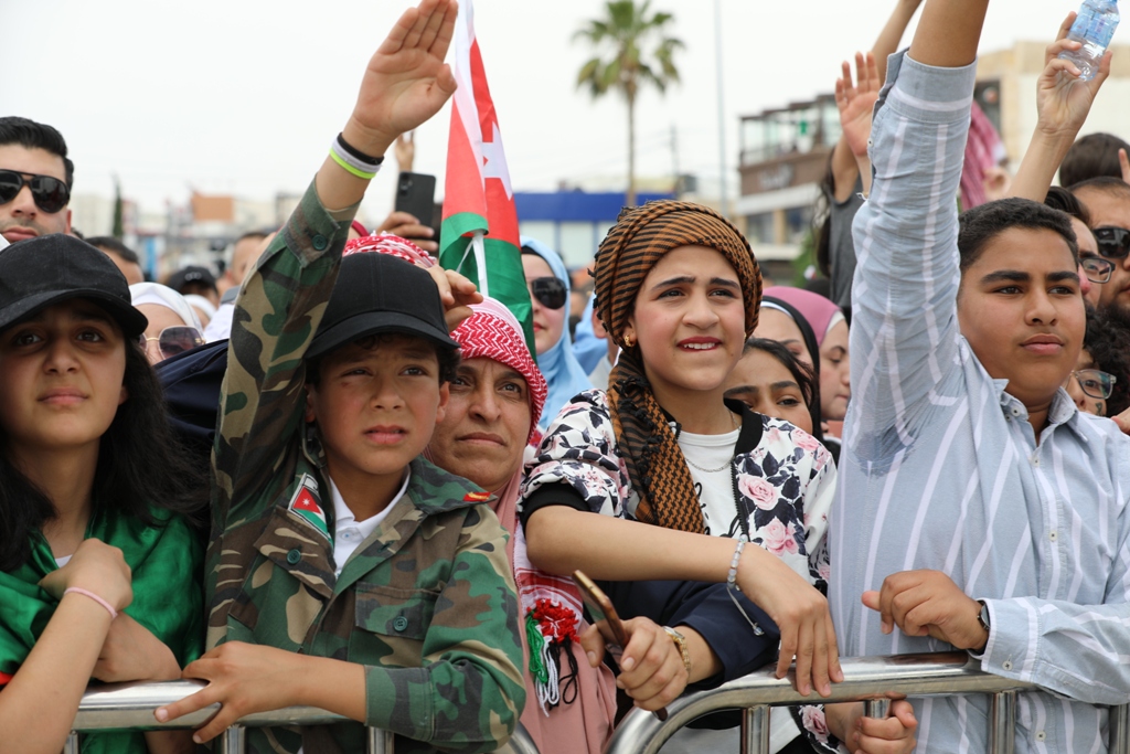 بالصور... آلاف المواطنين يشاركون في احتفال زين فرحاً بزفاف ولي العهد