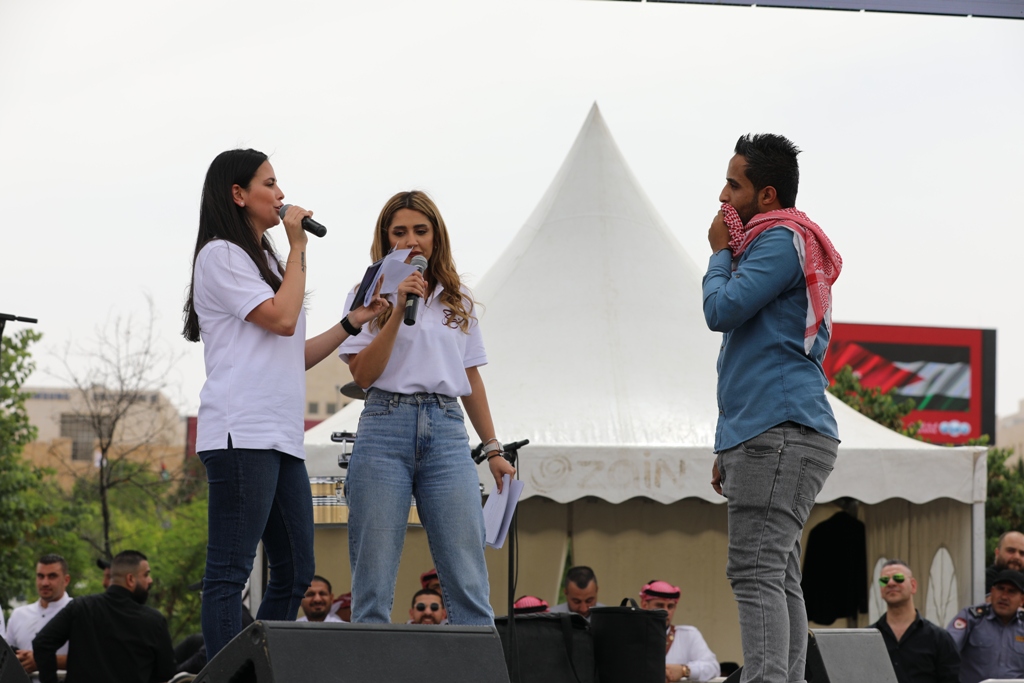 بالصور... آلاف المواطنين يشاركون في احتفال زين فرحاً بزفاف ولي العهد